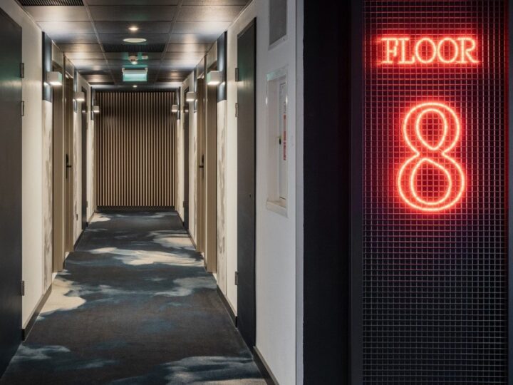 Oświetlenie holu po wykonaniu instalacji elektrycznej