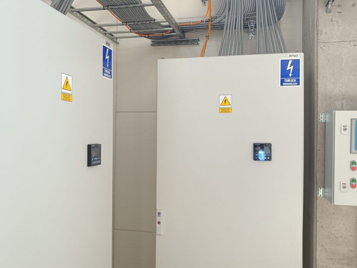 Rozdzielnice elektryczne RPW1 i RPW2 w hali produkcyjnej